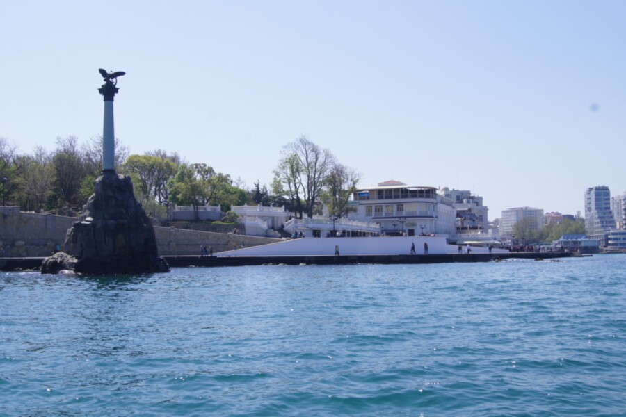 Памятник затопленным кораблям в Севастополе